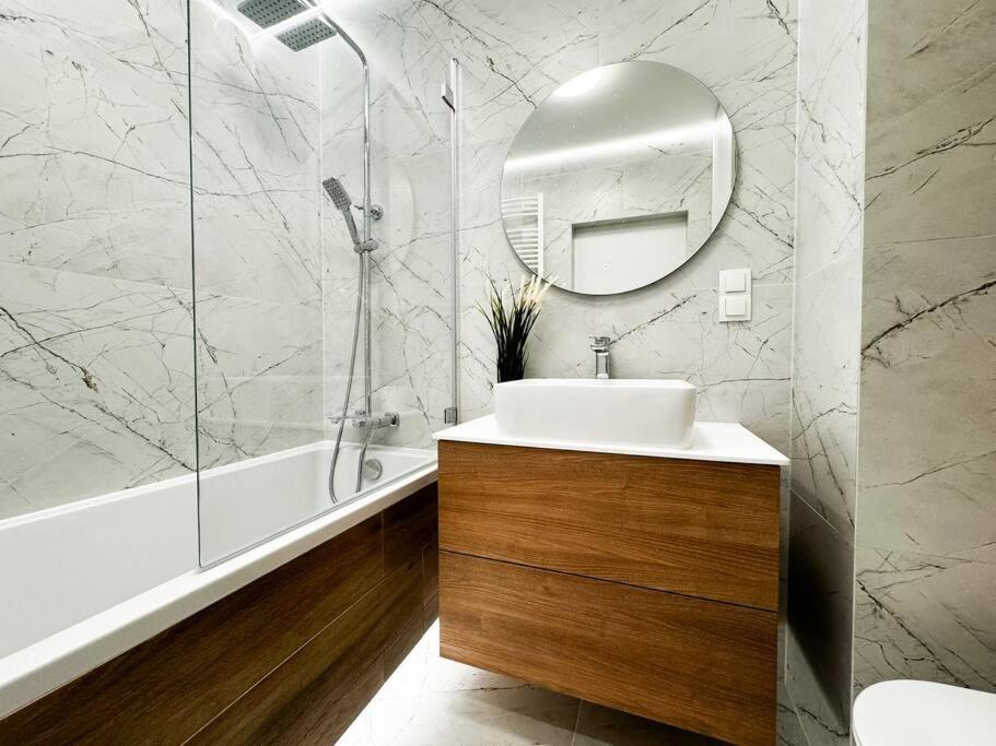 Balcony & Parking, Modern Elegant Apartment! Near Tram Breslávia Exterior foto