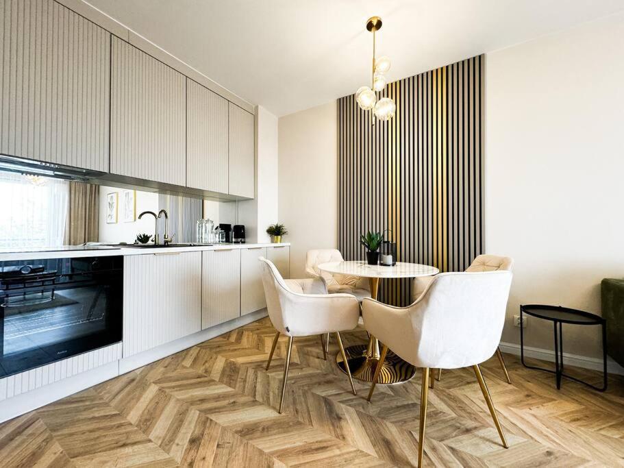 Balcony & Parking, Modern Elegant Apartment! Near Tram Breslávia Exterior foto